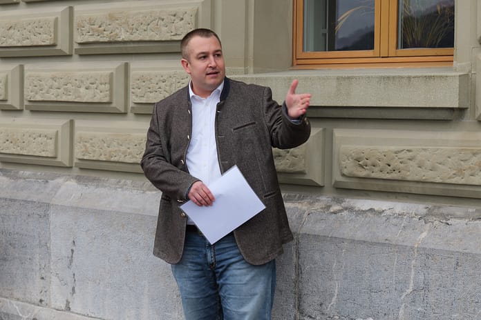 nzz.ch: Egerkinger Komitee will Kopftücher an Schulen und Unis verbieten